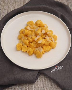 Gnocchi di carote al burro salato e mandorle