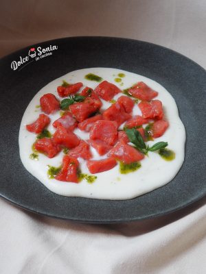 Gnocchi di pomodoro su crema di burrata e pesto leggero al basilico