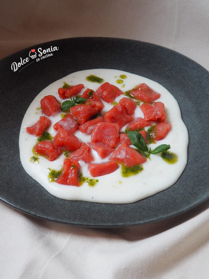 Gnocchi di pomodoro su crema di burrata e pesto leggero al basilico